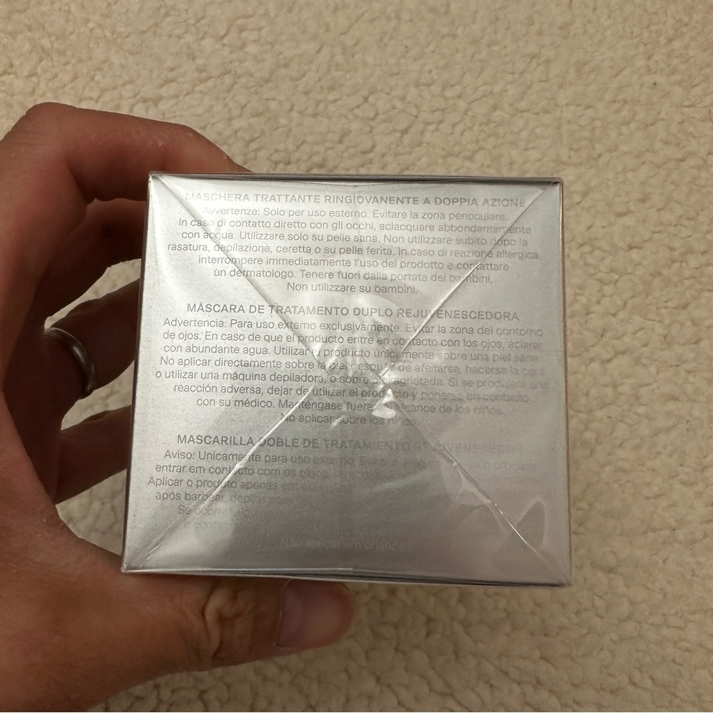Platinum Rare Haute-Rejuvenation Mask
La Prairie NEW IN BOX - Picture 7 of 9